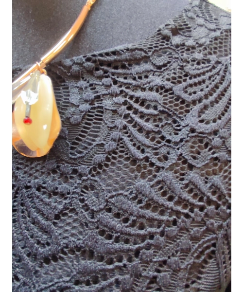 Elegancka czarna bluzka z koronkowym rękawem - Maxi rozmiar